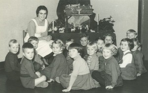 Juf Bea met haar kleutergroep